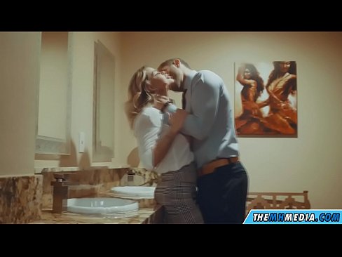 ❤️ Meta blonda busty seduces f'kamra tal-banju pubbliku ❤️❌ Porno vk lilna ☑